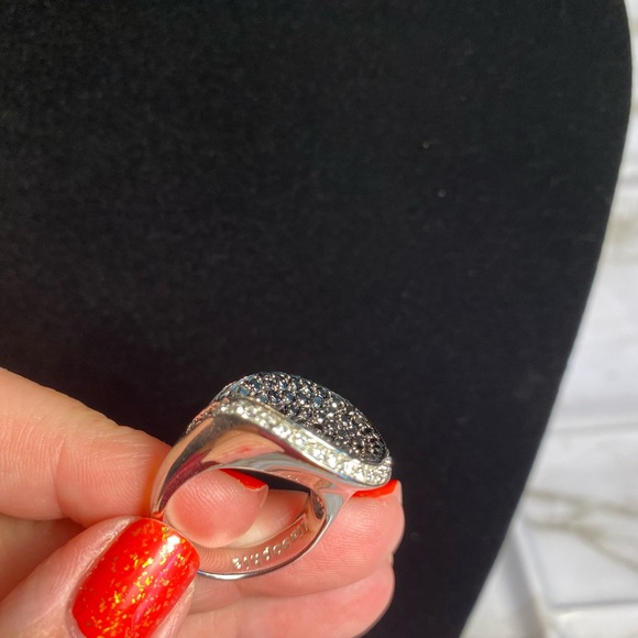 Lia Sophia Gold tone ring with black/white crystals size 8 or 9 - Picture 9 of 10